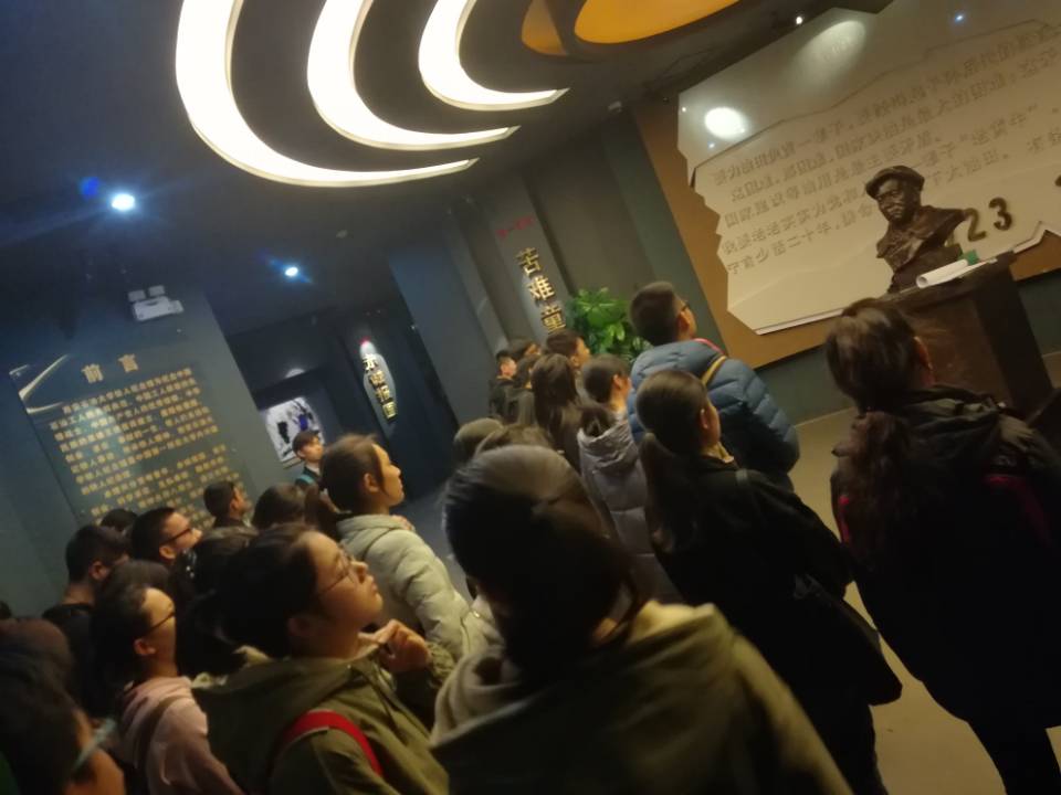 参观校史馆2.jpg